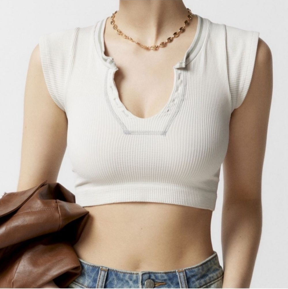 4/$16 ❇️ UO Out From Under Go For Gold Seamless Top